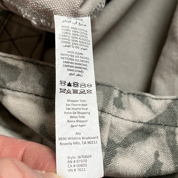 Alo Yoga Tie-Dye Shopper Tote bag - Picture 11 of 12